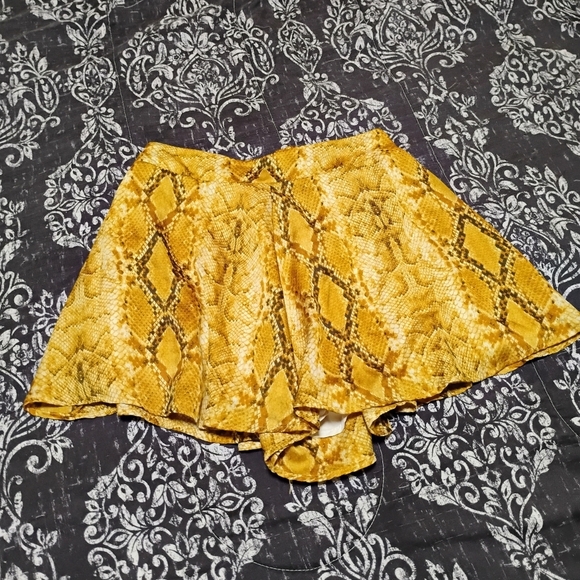 Adrienne Yellow Snake Print Shorts - Picture 1 of 8